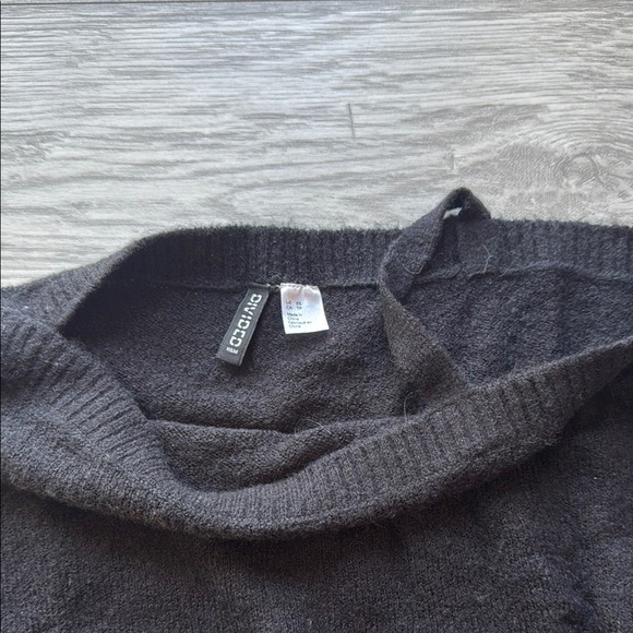 H&M Black Off-the-Shoulder Sweater Knit Texture - Picture 2 of 3